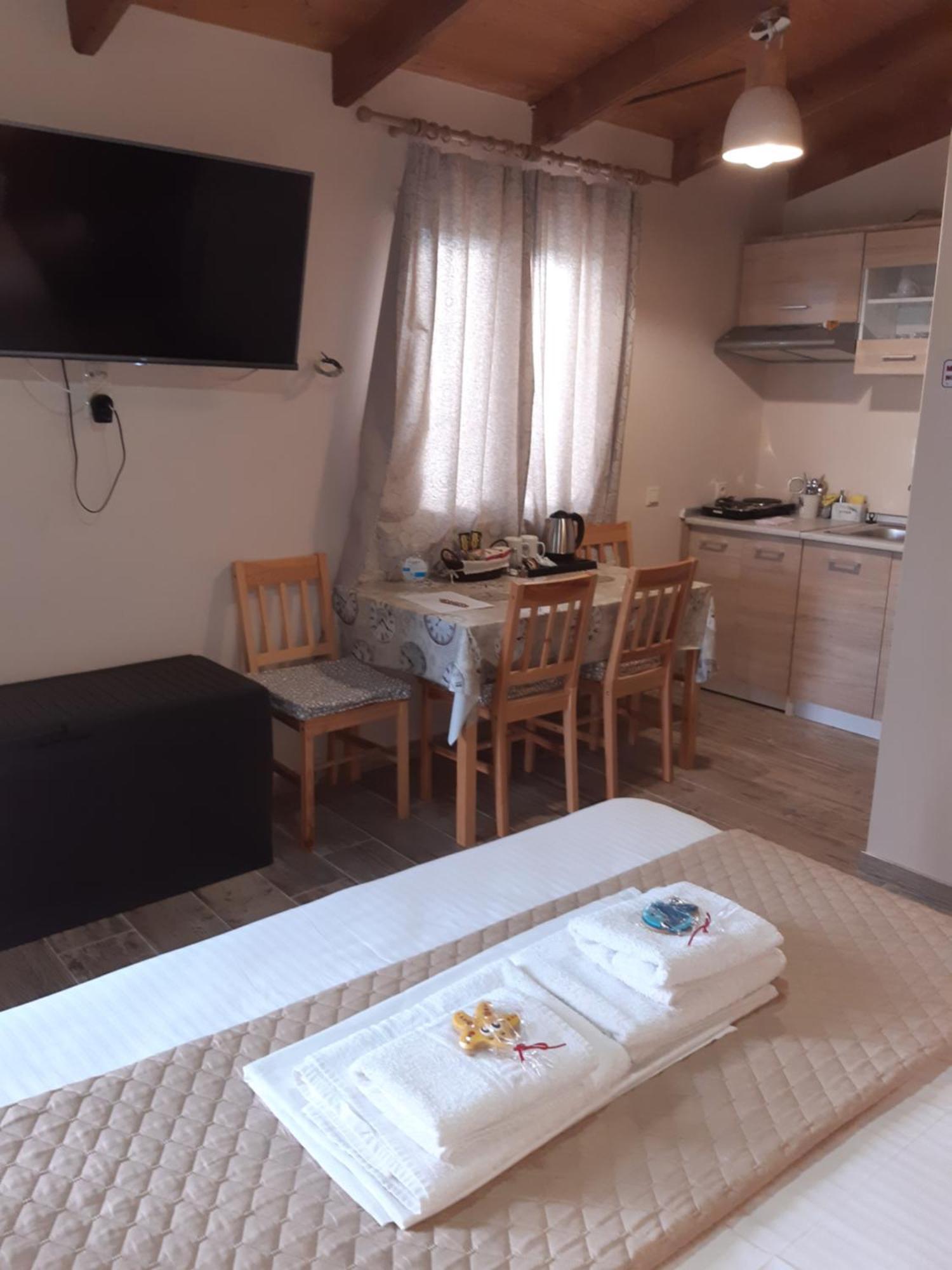Room Near The Airport Pikérmion Kamer foto